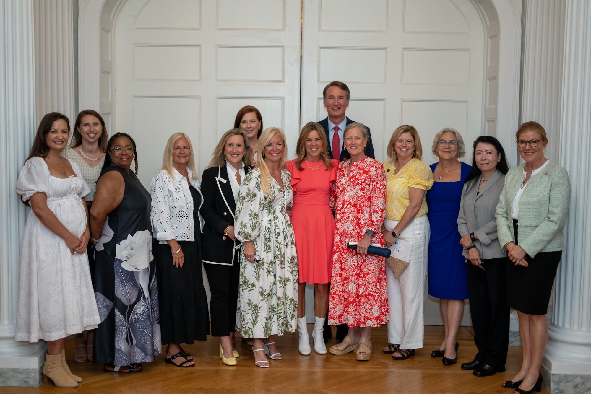 站在总督身边的妇女